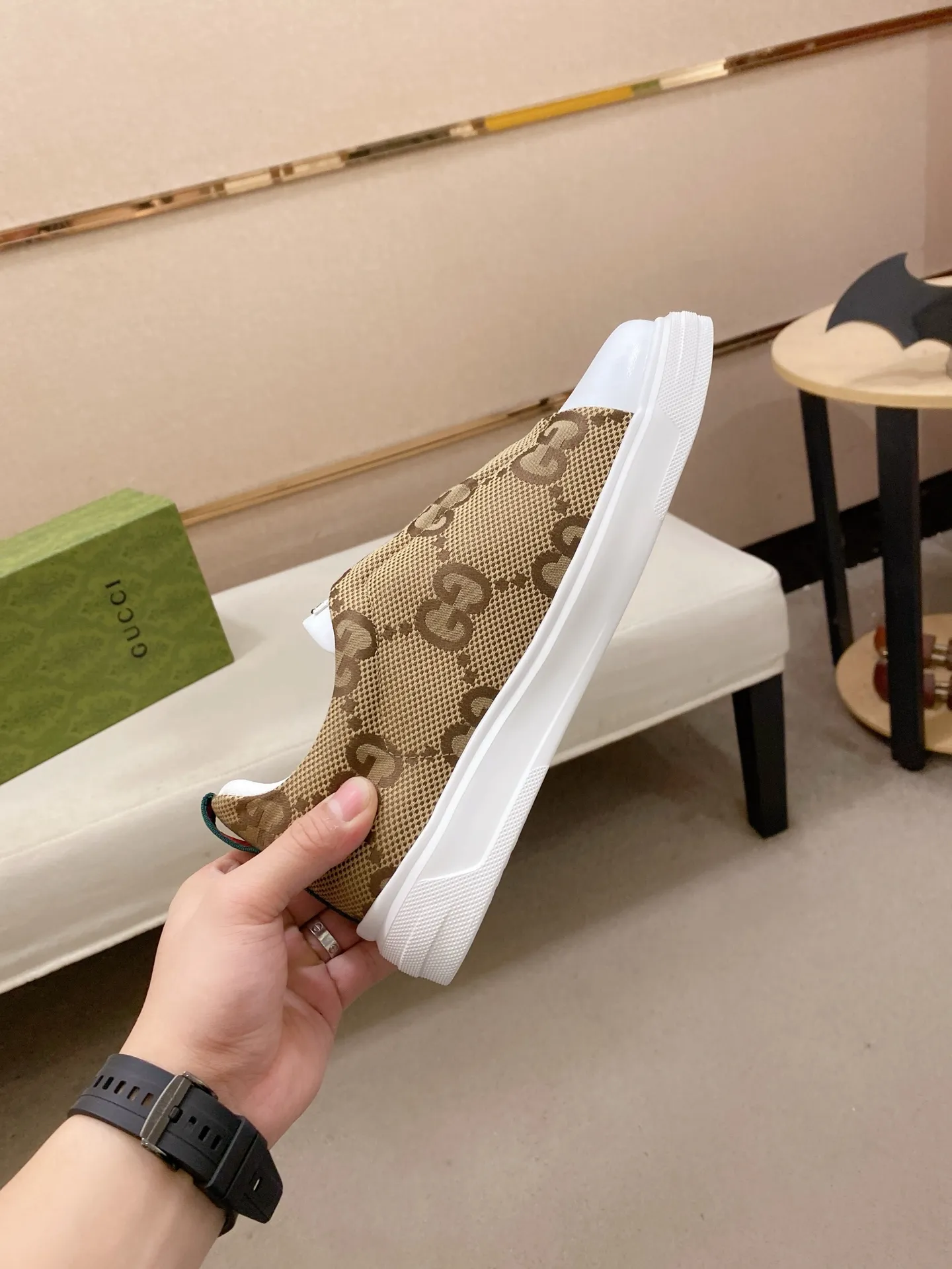 Ex-factory price 400💰【Gucci】Gucci men’s latest series of casual shoes! The official website is built 1:1. The upper is made of imported high-quality cowhide, and the lining is made of high-quality sheepskin, which is soft and comfortable. Picky selection of materials and exquisite workmanship give you the best enjoyment. Number of yards: 38-44 yards.